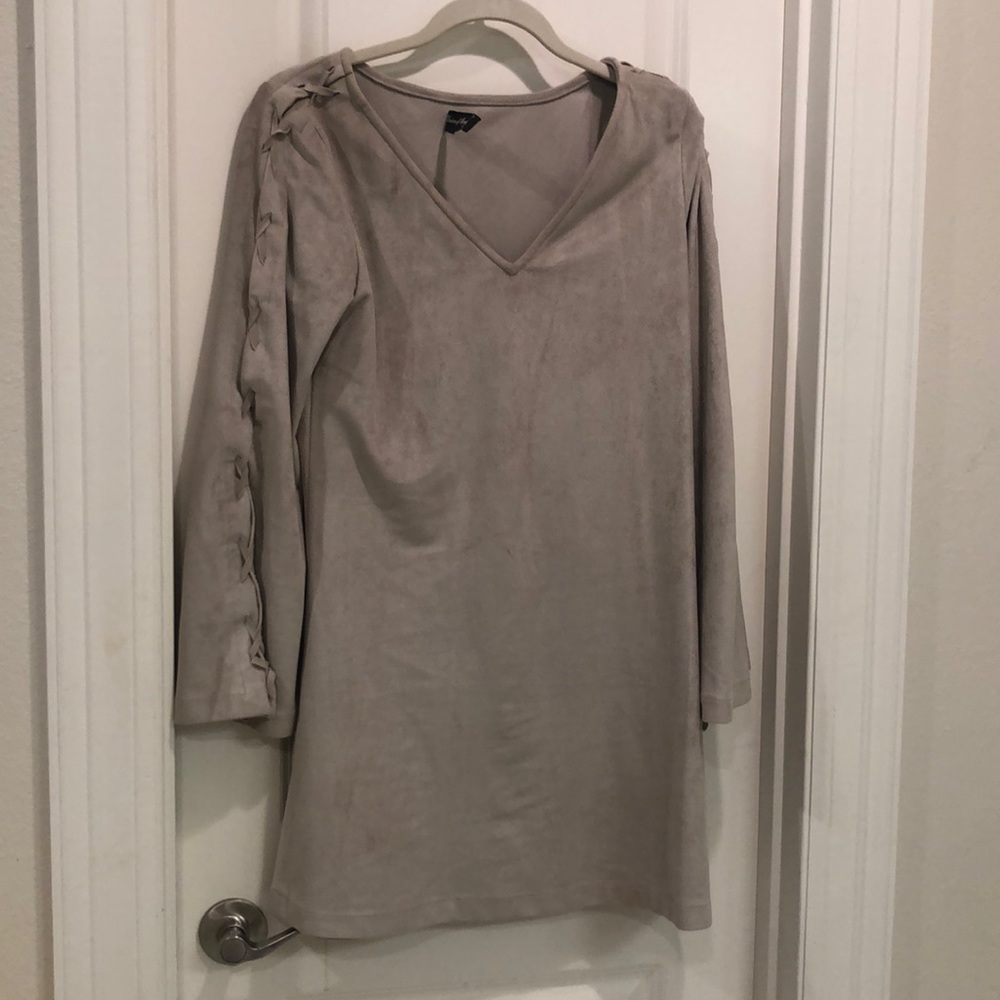 Dress with cross cross accent